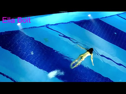 ❤️ Je ne peux pas m'arrêter de regarder, jeune blonde prise en train de nager nue dans la piscine de la station ELLA BOLT. ❤❌ Vidéo de sexe at us