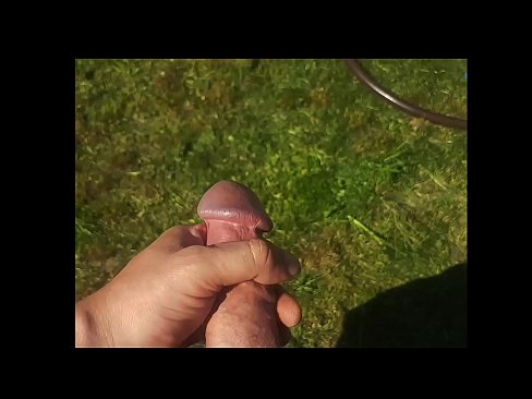 ❤️ Une chaudasse se fait baiser la chatte rose et jouit avec une giclée dans un jardin d'été... ❤❌ Vidéo de sexe at us