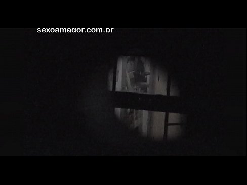 ❤️ Blondie se fait secrètement filmer par un voyeur du quartier caché derrière des briques creuses. ❤❌ Vidéo de sexe at us