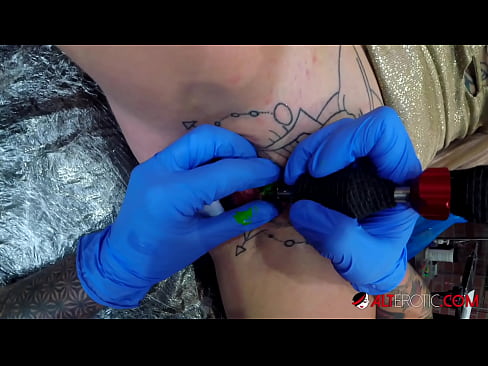 ❤️ Sully Savage, une chaudasse extrêmement tatouée, s'est fait tatouer le clitoris. ❤❌ Vidéo de sexe at us