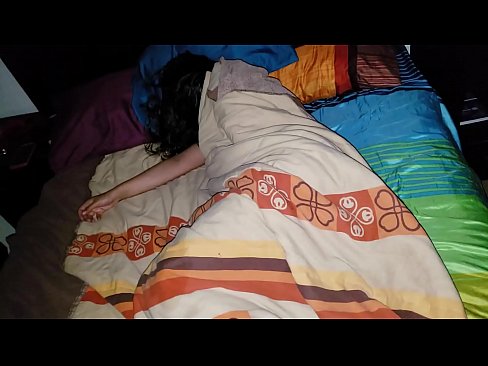 ❤️ Beau-fils réprimandant sa jeune belle-mère pendant qu'elle dort. ❤❌ Vidéo de sexe at us