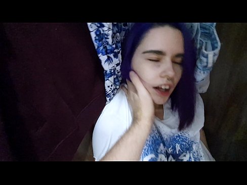 ❤️ J'ai trouvé ma soeur dans le placard et je l'ai aidée à jouir. ❤❌ Vidéo de sexe at us
