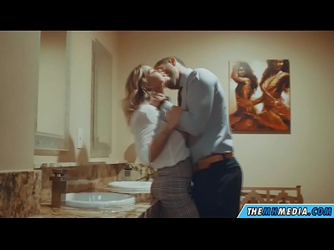 ❤️ Quand une blonde plantureuse vous séduit dans des toilettes publiques. ❤❌ Vidéo de sexe at us